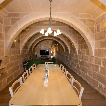 Ta' Rozi 5 Bedroom With Private Pool Hébergement de vacances *