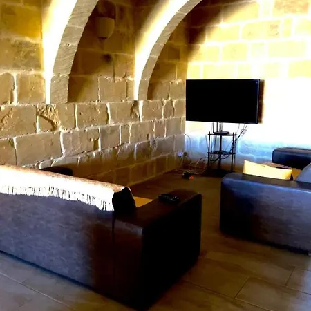 Ta' Rozi 5 Bedroom With Private Pool * Għarb