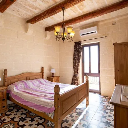 Ta' Rozi 5 Bedroom With Private Pool Għarb