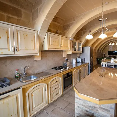 Ta' Rozi 5 Bedroom With Private Pool Għarb