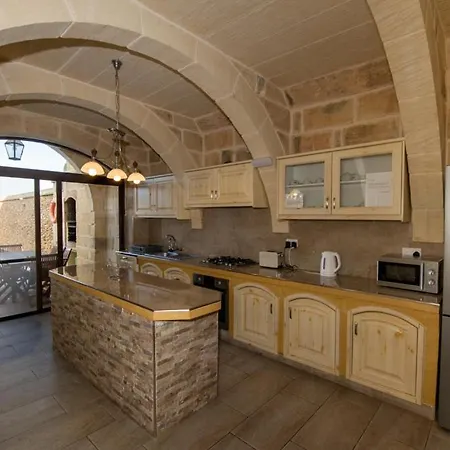 Ta' Rozi 5 Bedroom With Private Pool Għarb