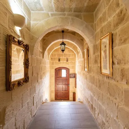 Ta' Rozi 5 Bedroom With Private Pool