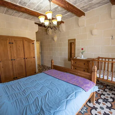 Ta' Rozi 5 Bedroom With Private Pool Għarb