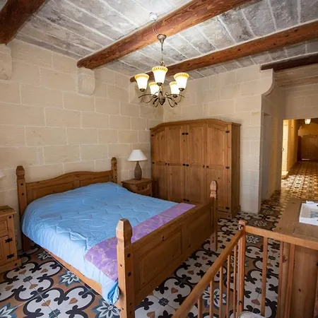 Ta' Rozi 5 Bedroom With Private Pool Għarb