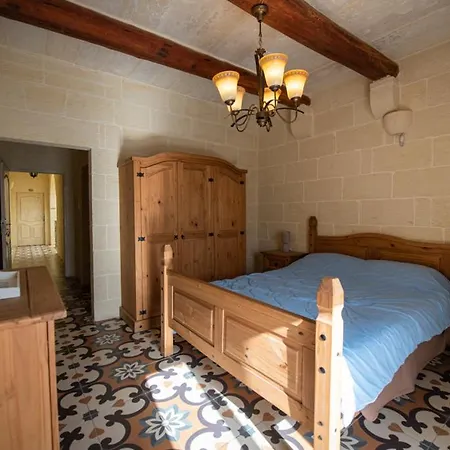 Ta' Rozi 5 Bedroom With Private Pool * Għarb