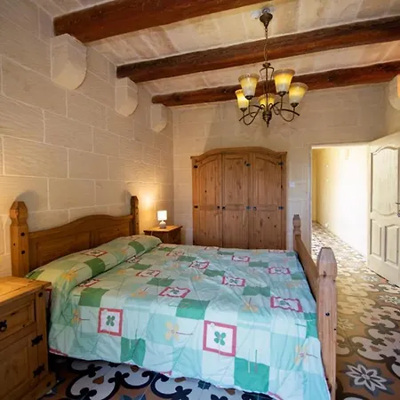 Ta' Rozi 5 Bedroom With Private Pool * Għarb