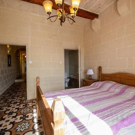 Ta' Rozi 5 Bedroom With Private Pool * Għarb