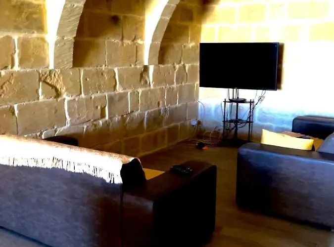 Ta' Rozi 5 Bedroom With Private Pool * Għarb