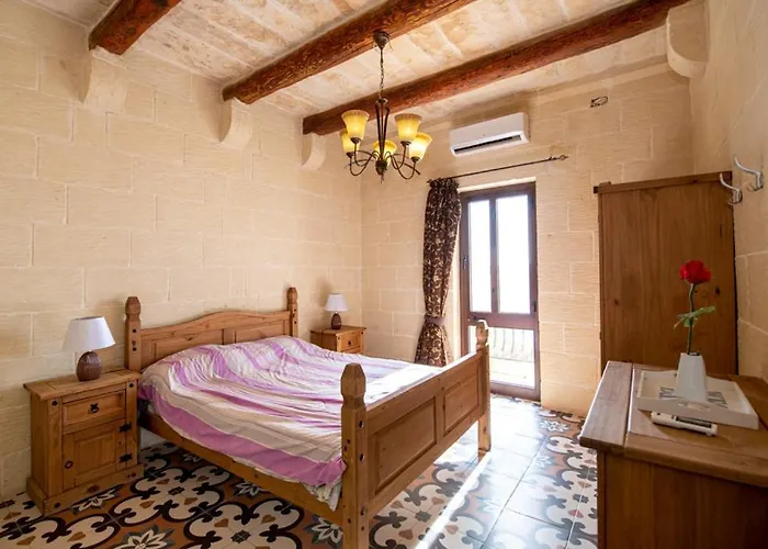 Ta' Rozi 5 Bedroom With Private Pool Għarb