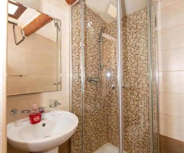 Ta' Rozi 5 Bedroom With Private Pool Għarb