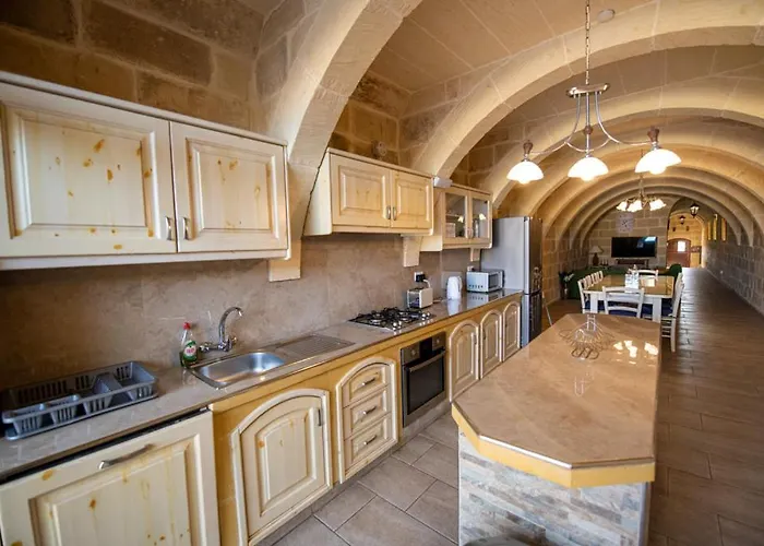 Ta' Rozi 5 Bedroom With Private Pool Għarb