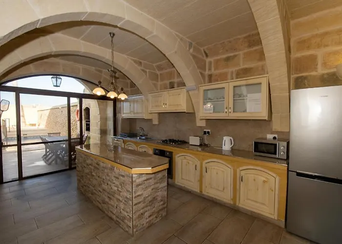 Ta' Rozi 5 Bedroom With Private Pool Għarb