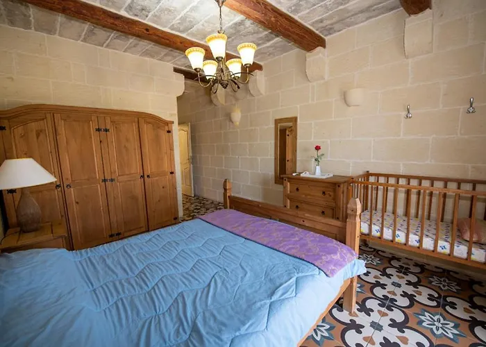 Ta' Rozi 5 Bedroom With Private Pool Għarb