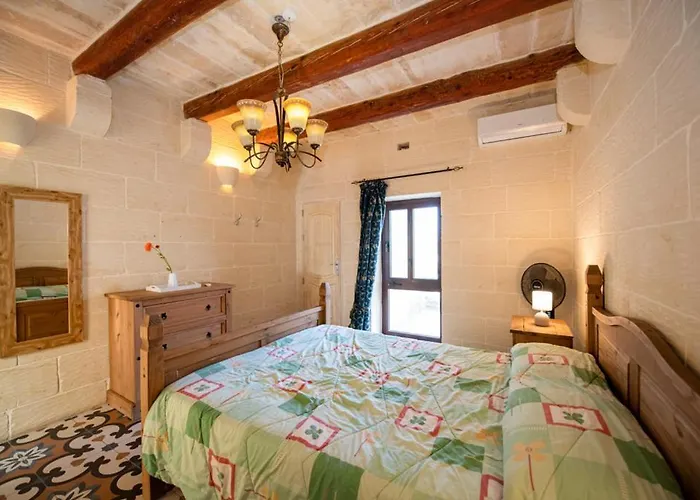 Tatil Evi Ta' Rozi 5 Bedroom With Private Pool Għarb