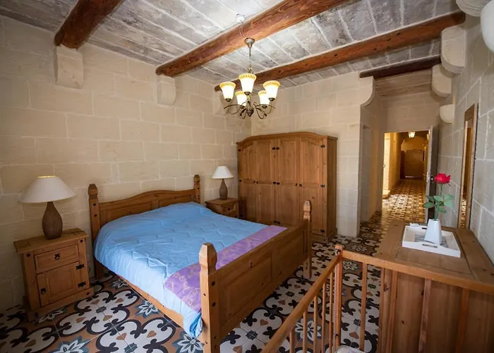 Ta' Rozi 5 Bedroom With Private Pool Għarb