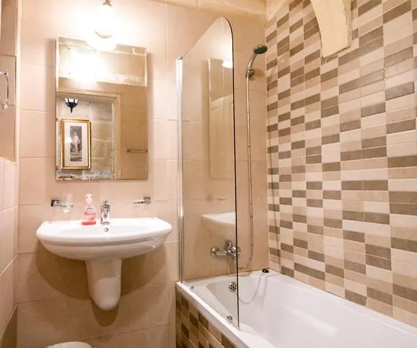 Tatil Evi Ta' Rozi 5 Bedroom With Private Pool Għarb