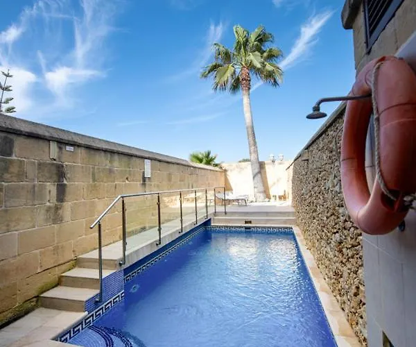Ta' Rozi 5 Bedroom With Private Pool Tatil Evi Għarb