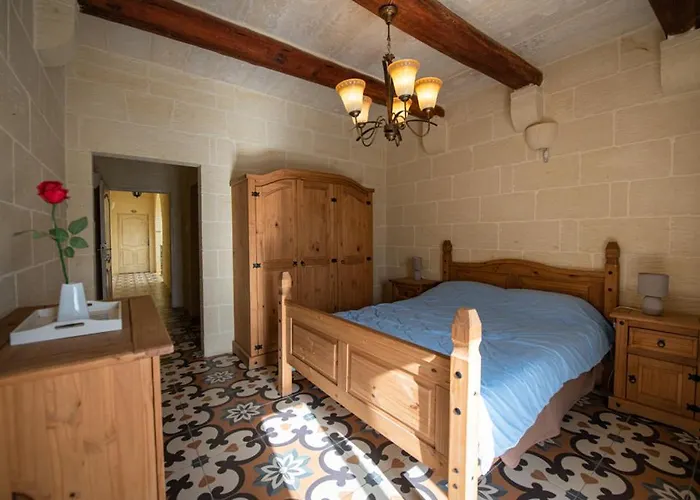 Ta' Rozi 5 Bedroom With Private Pool * Għarb