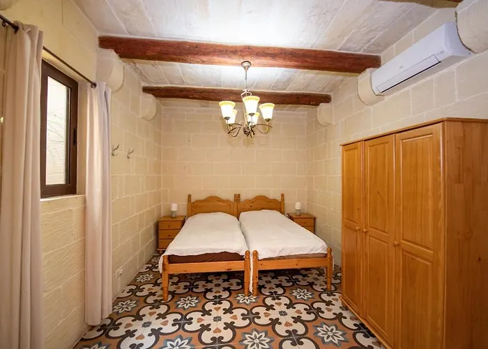 Ta' Rozi 5 Bedroom With Private Pool Tatil Evi Għarb