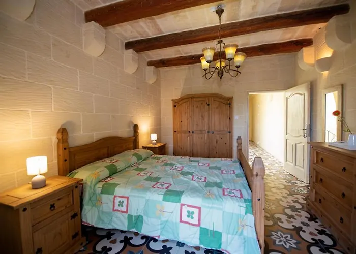 Ta' Rozi 5 Bedroom With Private Pool * Għarb