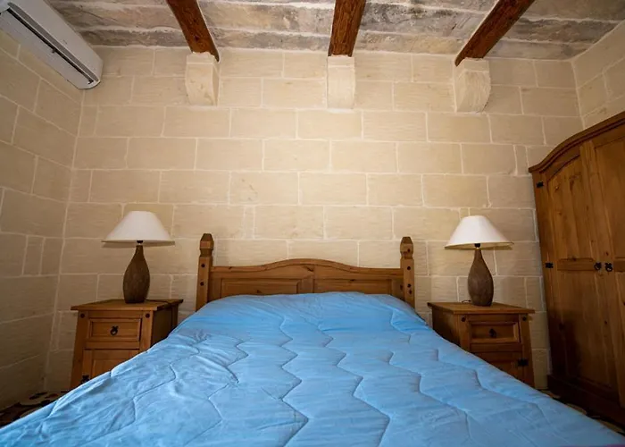 Ta' Rozi 5 Bedroom With Private Pool * Għarb